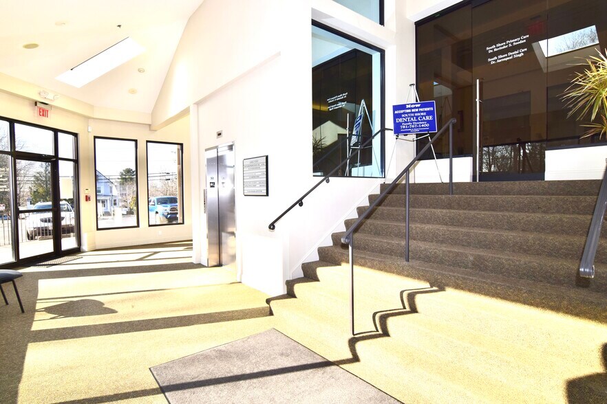 169 N Franklin St, Holbrook, MA à louer - Hall d’entrée - Image 3 de 8