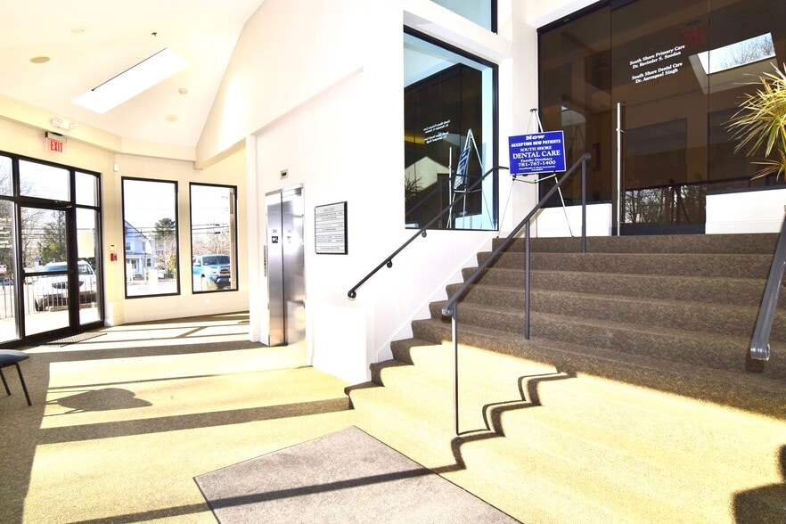 169 N Franklin St, Holbrook, MA for lease - Lobby - Image 3 of 8