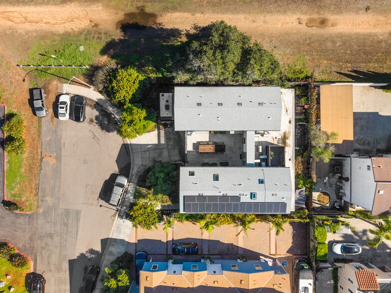 385 Juniper Ave, Carlsbad, CA à vendre - Photo du bâtiment - Image 3 de 21