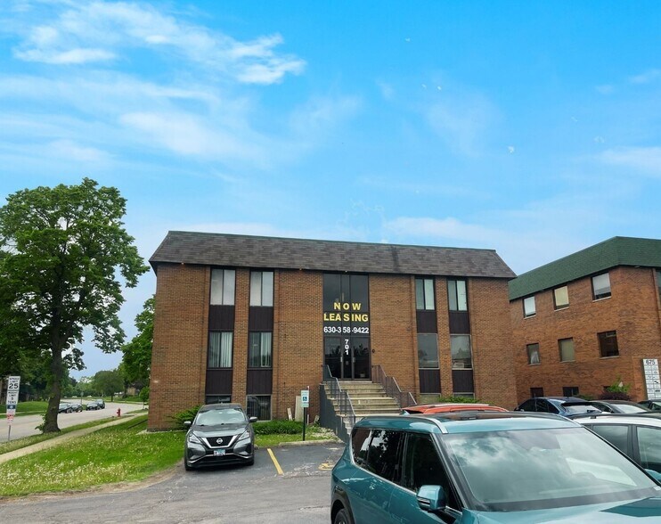 701 E Irving Park Rd, Roselle, IL à louer - Photo du bâtiment - Image 2 de 28