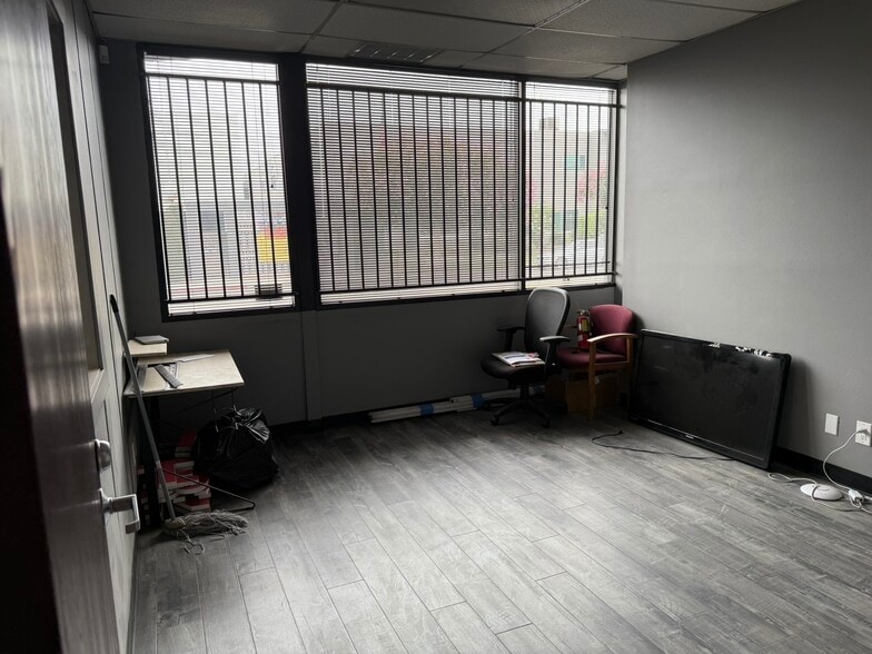 2911 Winona Ave, Burbank, CA for lease - Building Photo - Image 3 of 8