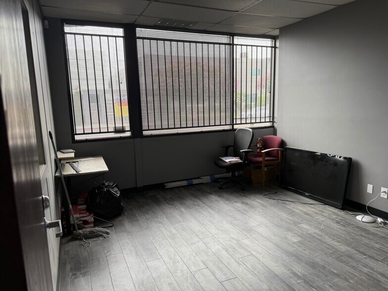 2911 Winona Ave, Burbank, CA à louer - Photo du bâtiment - Image 3 de 8