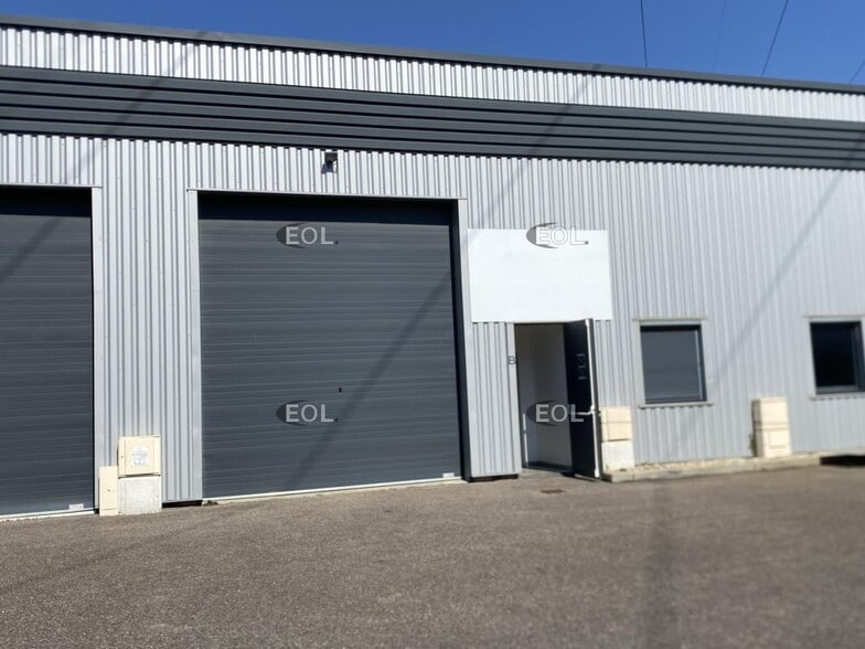 Industrial in Toussieu for lease - Building Photo - Image 2 of 7