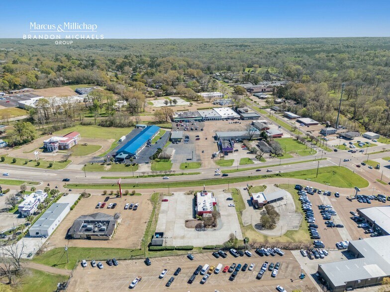 24 Sgt Prentiss Dr, Natchez, MS à vendre - Photo du bâtiment - Image 3 de 8