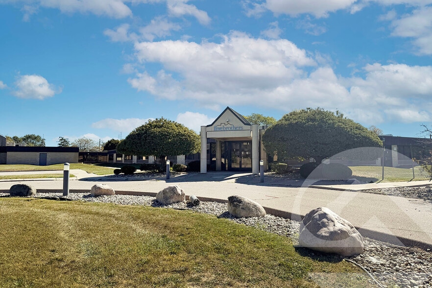 12220 E 13 Mile Rd, Warren, MI for sale - Primary Photo - Image 1 of 2