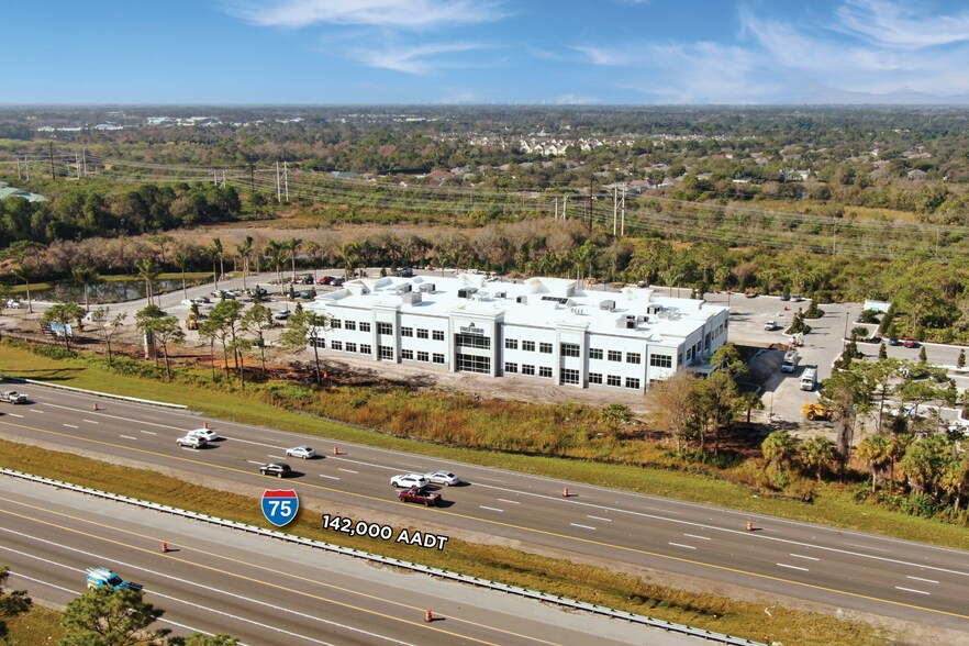 8725 Pendery Pl, Bradenton, FL à louer - Photo du bâtiment - Image 2 de 3