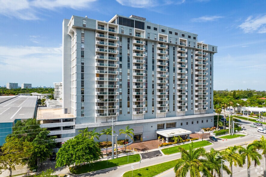 13499 Biscayne Blvd, Miami, FL à louer - Photo du bâtiment - Image 3 de 58