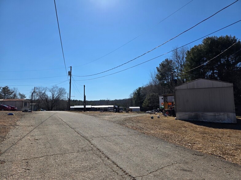 15 Spruce Pine ln, Bassett, VA for sale - Building Photo - Image 3 of 18