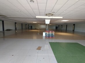 Retail in Corbeil-Essonnes for lease Interior Photo- Image 2 of 6