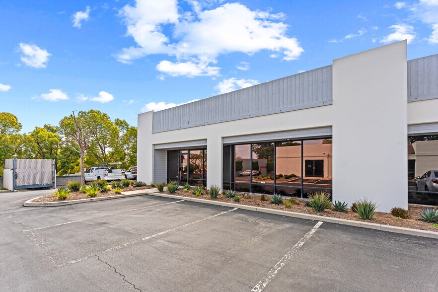 420 Apollo St, Brea, CA à louer - Photo du bâtiment - Image 2 de 7