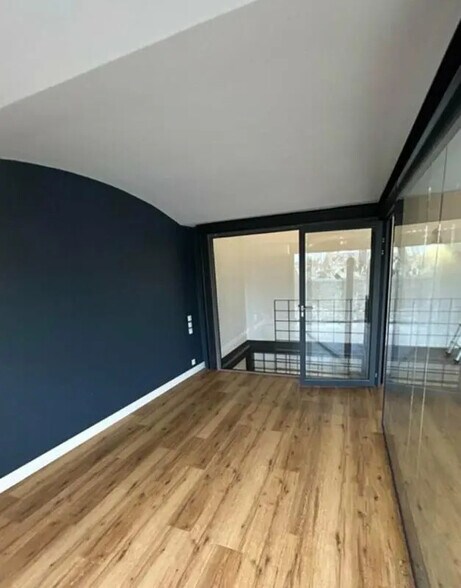 Office in Levallois-Perret for lease - Interior Photo - Image 2 of 3