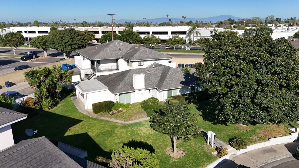 16752 Bardon Ln, Huntington Beach, CA à vendre - Photo du bâtiment - Image 2 de 6