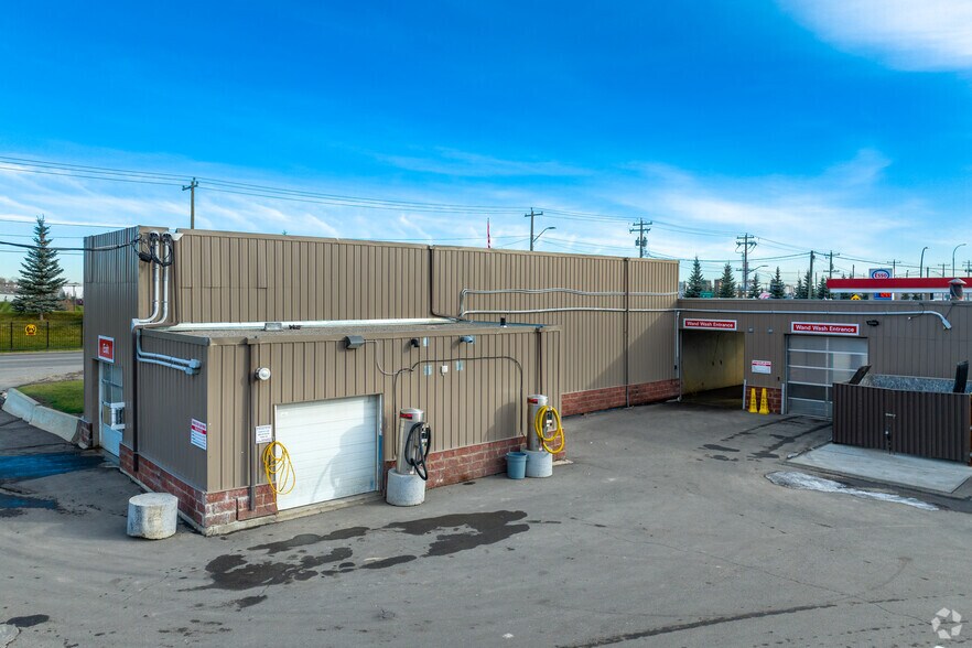 2404 68th Ave SE, Calgary, AB à vendre - Photo du bâtiment - Image 3 de 6
