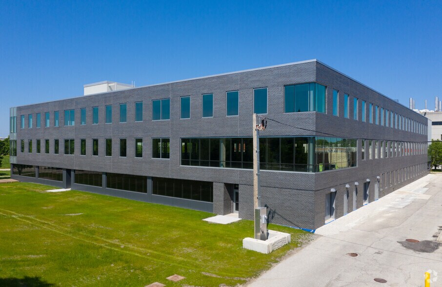 8030 Lamon Ave, Skokie, IL à louer - Photo du bâtiment - Image 2 de 2