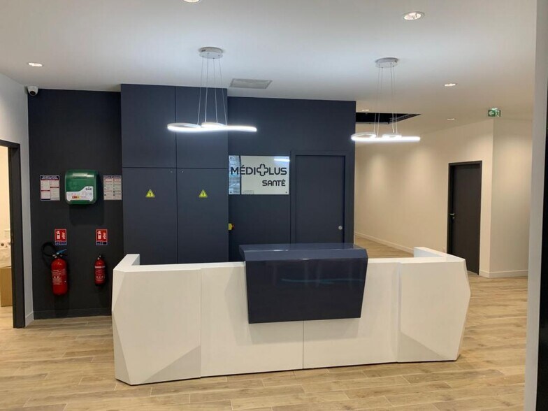 Office in Colombes for lease - Lobby - Image 3 of 7