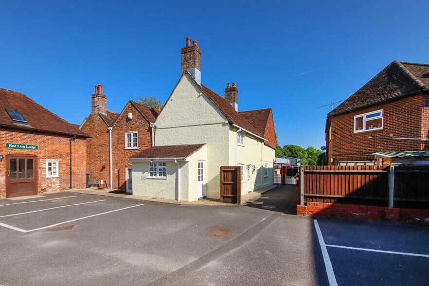 Main Rd, Farnham à louer - Photo du bâtiment - Image 2 de 6