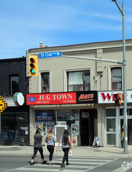 684 St Clair Ave W, Toronto, ON à louer - Photo du bâtiment - Image 2 de 2