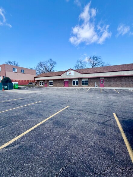 700 W Rollins Rd, Round Lake Beach, IL à louer - Photo du bâtiment - Image 3 de 4