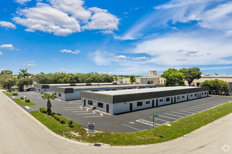 4255 Westroads Dr, Riviera Beach, FL à louer - Photo du bâtiment - Image 1 de 22