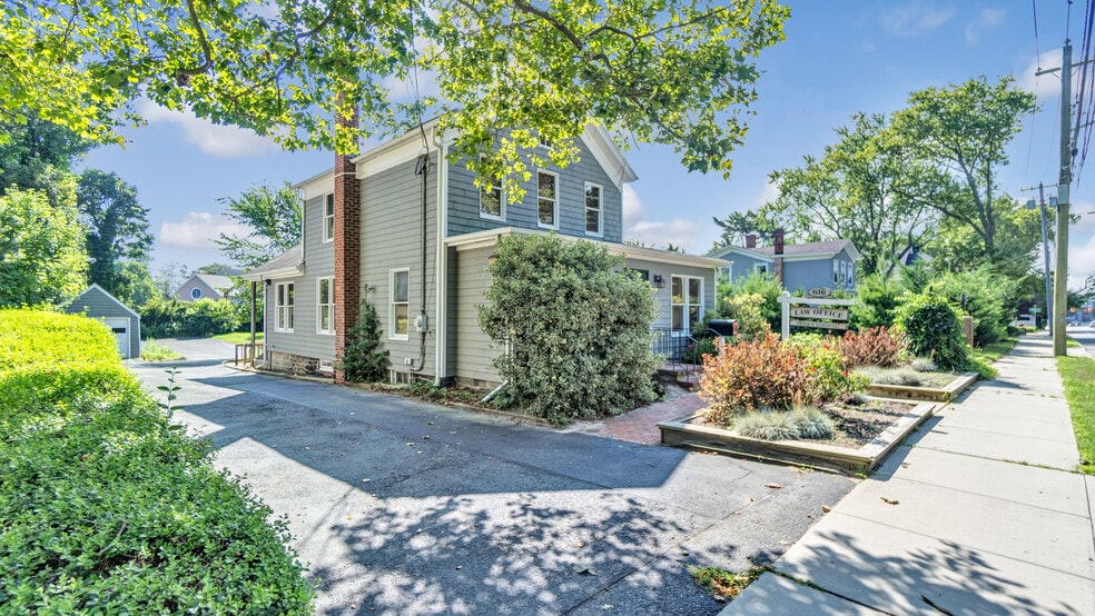 616 Roanoke Ave, Riverhead, NY à vendre - Photo du bâtiment - Image 2 de 10