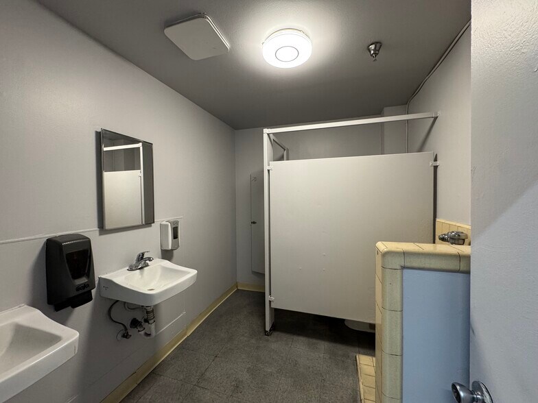 6111 Scott Way, Commerce, CA à louer - Photo du bâtiment - Image 3 de 12
