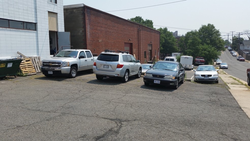 3219-3221 Colvin St, Alexandria, VA for lease - Building Photo - Image 3 of 10