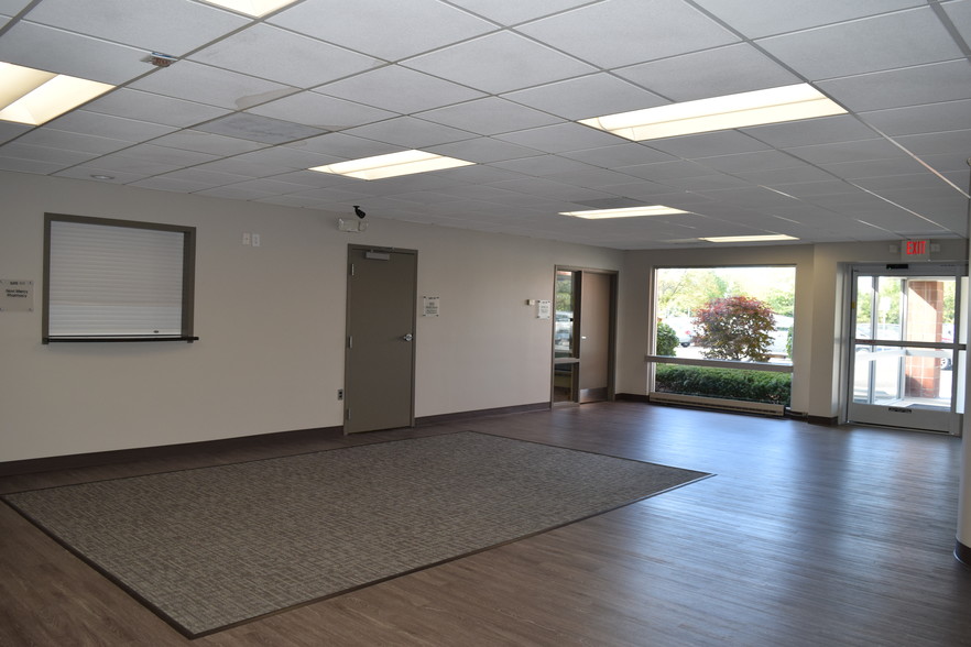 39500 W Ten Mile Rd, Novi, MI for lease - Interior Photo - Image 2 of 6