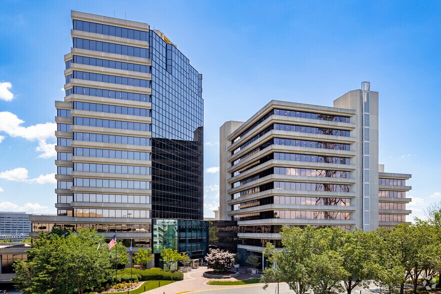 1751 Pinnacle Dr, McLean, VA à louer - Photo du bâtiment - Image 1 de 27