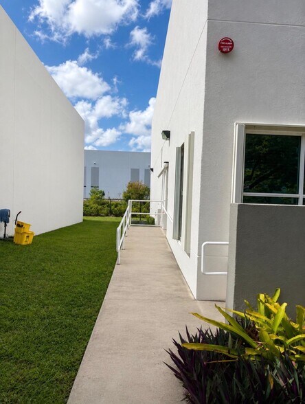 10871 NW 33rd St, Miami, FL à louer - Photo du bâtiment - Image 3 de 27