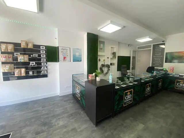 Retail in Aix-en-Provence for lease - Building Photo - Image 3 of 9