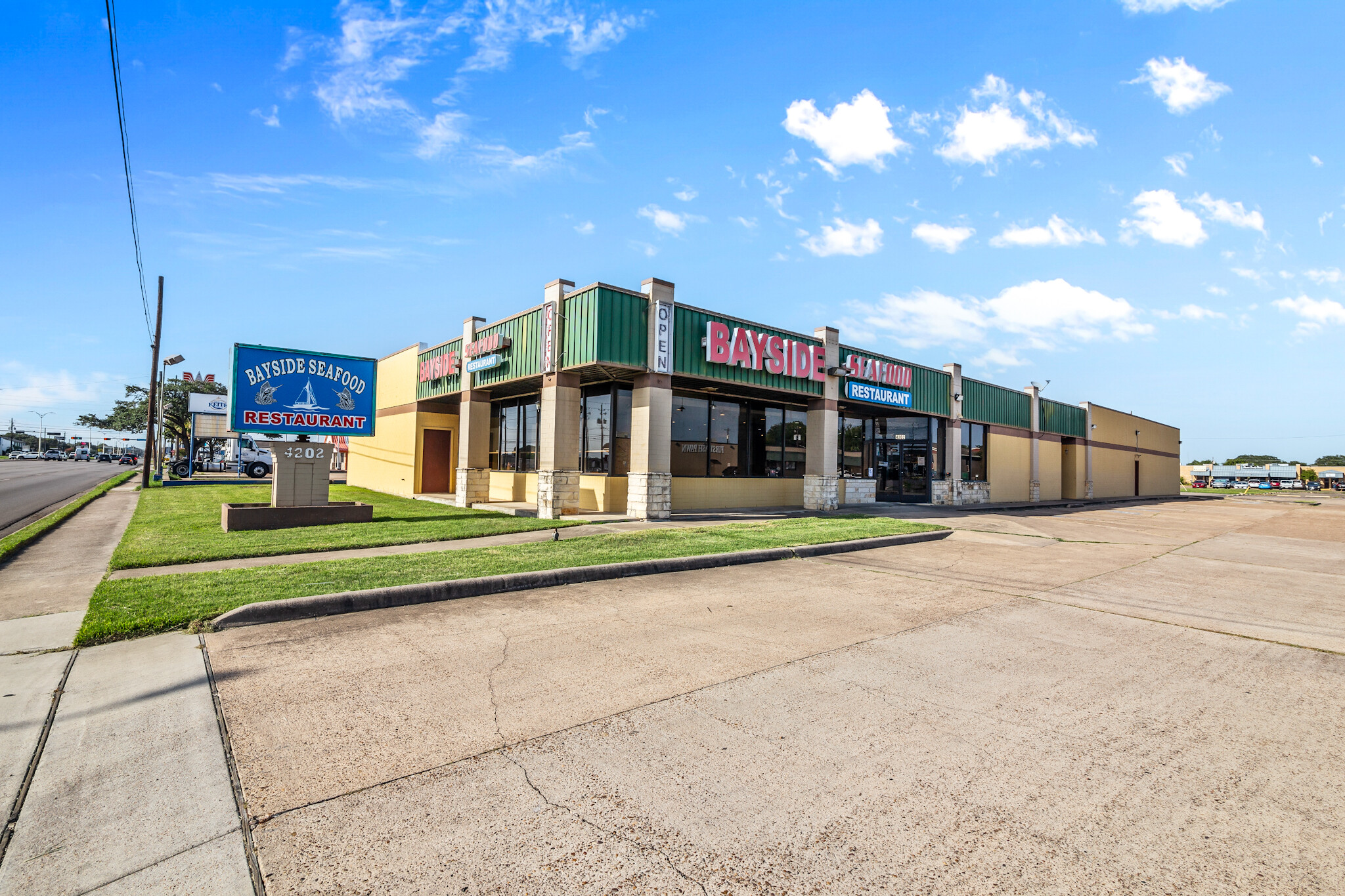 4202 N Navarro St, Victoria, TX for sale Building Photo- Image 1 of 49