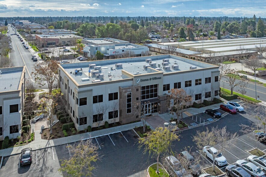 7575 N Palm Ave, Fresno, CA à louer - Aérien - Image 2 de 3