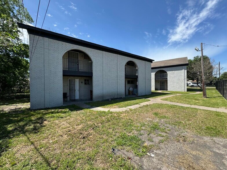 105-109 Cypress Ave, Crosby, TX à vendre - Photo du bâtiment - Image 2 de 9