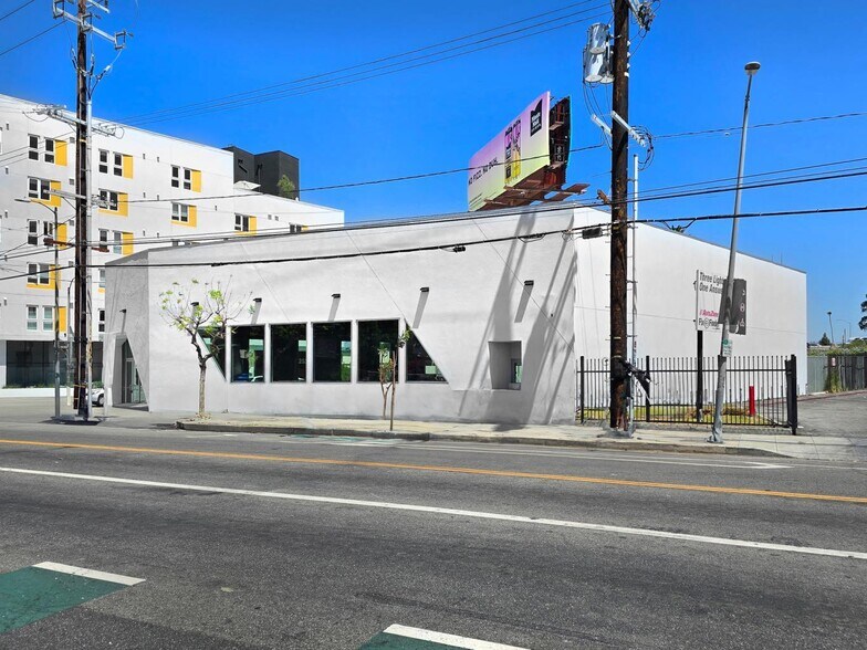 5075 W Adams Blvd, Los Angeles, CA à louer - Photo du bâtiment - Image 2 de 36