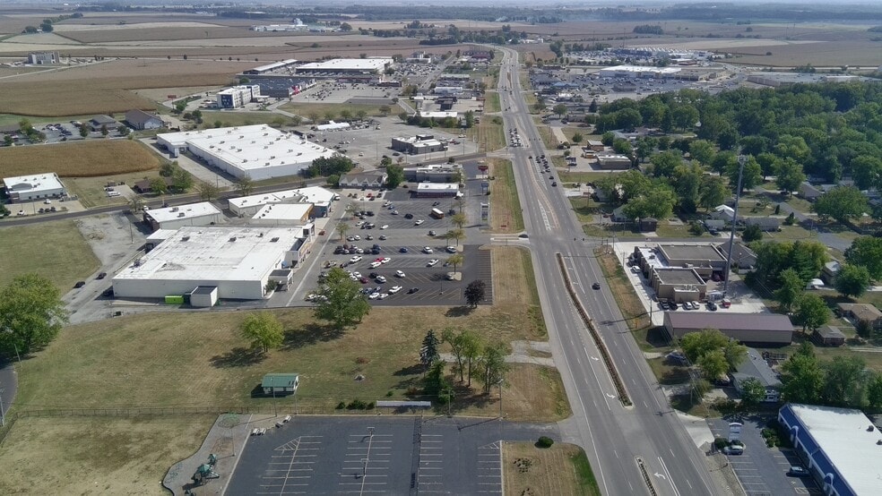 3245-3247 Court St, Pekin, IL for lease - Building Photo - Image 2 of 9