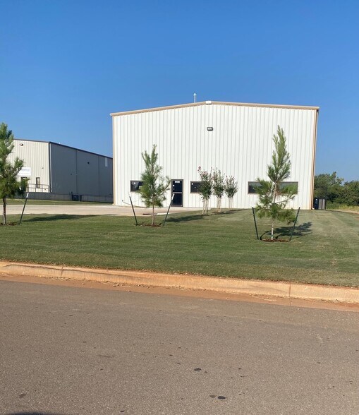 8409 SW 23rd Pl, Oklahoma City, OK for lease - Building Photo - Image 1 of 36