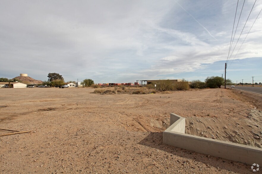 984 W Cottonwood Ln, Casa Grande, AZ for sale - Primary Photo - Image 1 of 3