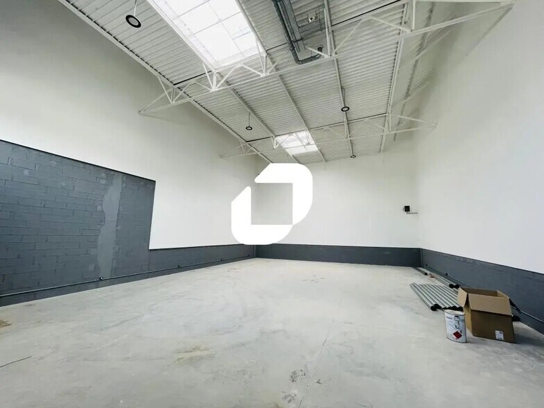 Flex in Vaux-le-Pénil for lease - Interior Photo - Image 1 of 4