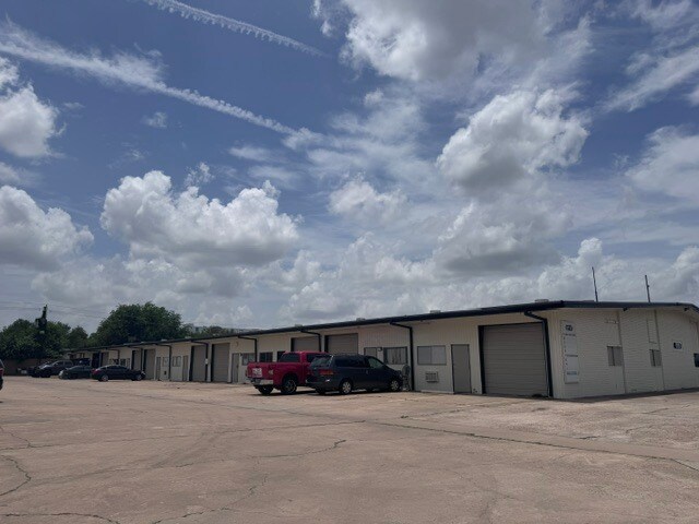 Plus de détails pour 6101 Pinemont Dr, Houston, TX - Local d'activités à louer