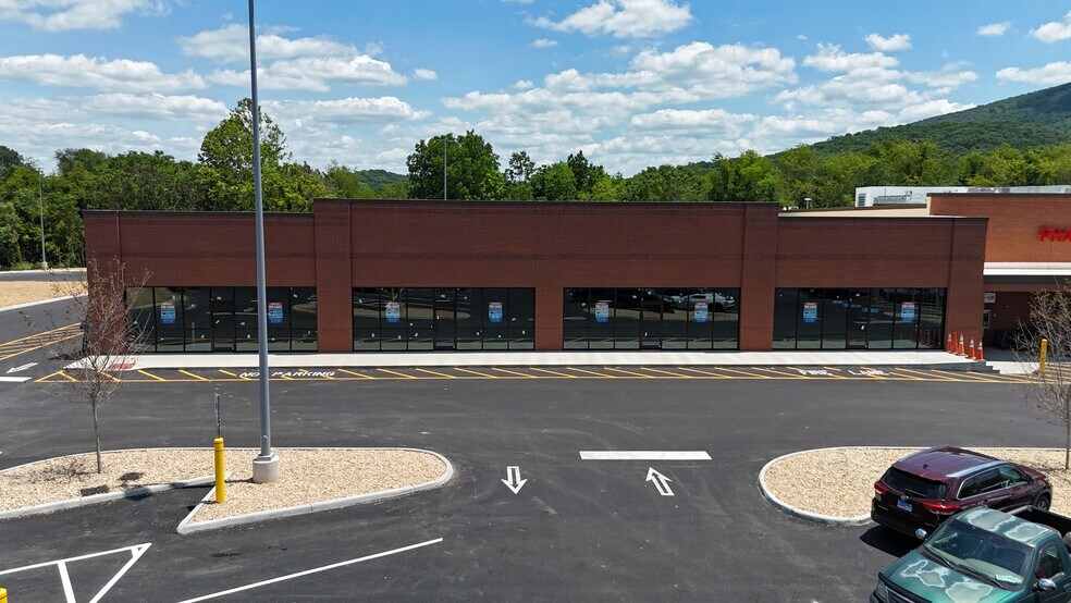 1201 E Main St, Pulaski, VA à louer - Photo du bâtiment - Image 3 de 12