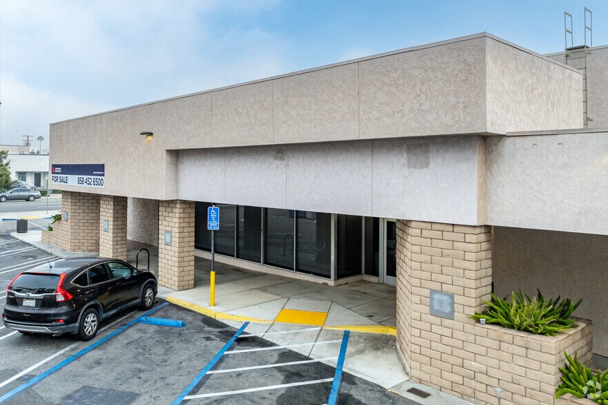 2516 E Chapman Ave, Fullerton, CA à vendre - Photo du bâtiment - Image 2 de 5