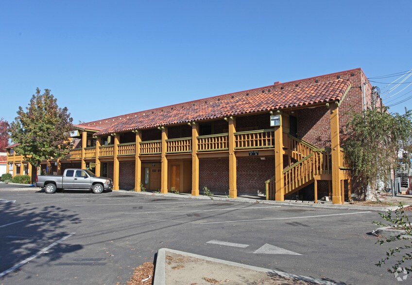 130 W 11th St, Tracy, CA à louer - Photo du bâtiment - Image 2 de 2