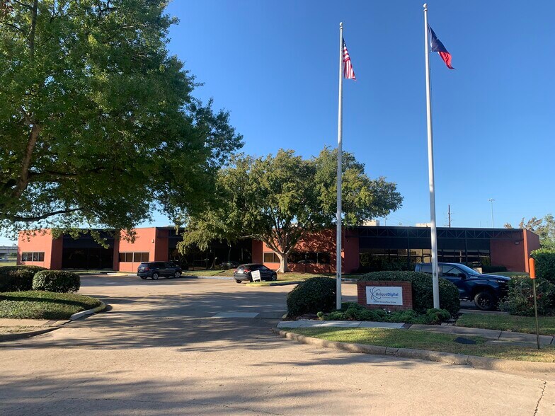 10595 Westoffice Dr, Houston, TX à vendre - Photo du bâtiment - Image 2 de 23