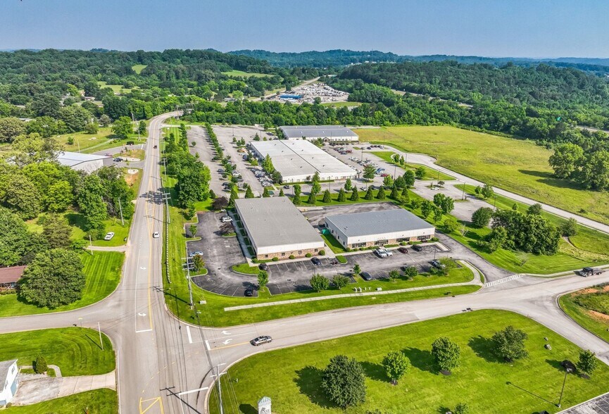 3231 N Star Cir, Louisville, TN à louer - Photo du bâtiment - Image 3 de 35