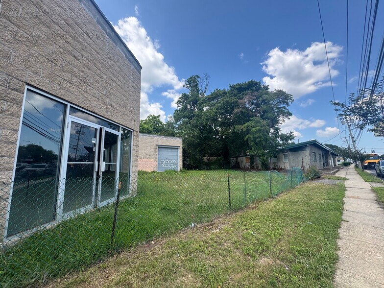 566 Broadway, Amityville, NY à vendre - Photo du bâtiment - Image 3 de 10