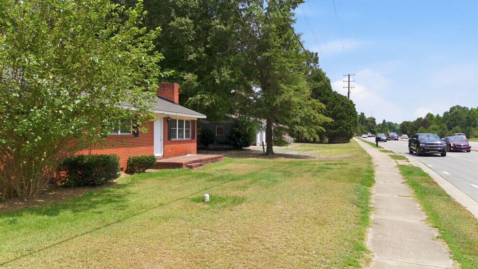 2028 N Broad St, Fuquay Varina, NC à vendre - Photo du bâtiment - Image 3 de 5