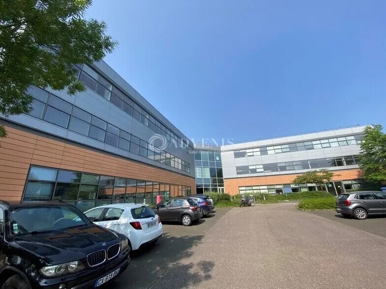 Bureau dans Élancourt à louer - Photo du bâtiment - Image 2 de 8