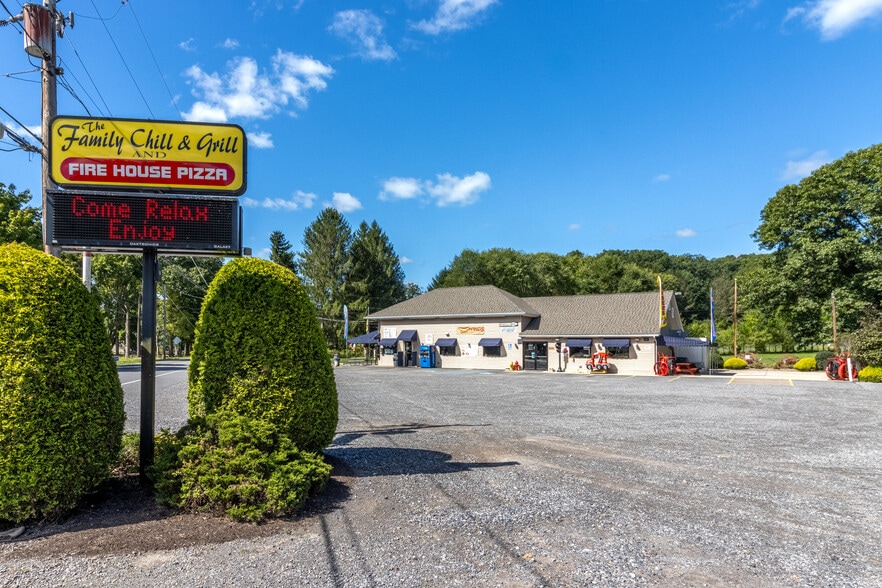 13524 S Eagle Valley Rd, Tyrone, PA à vendre - Photo principale - Image 1 de 58