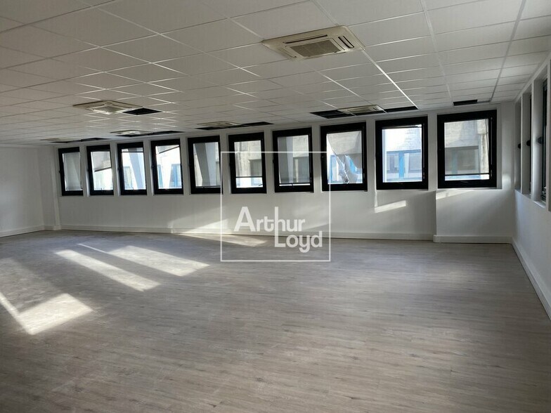 Flex in COURCOURONNES for lease - Interior Photo - Image 2 of 7