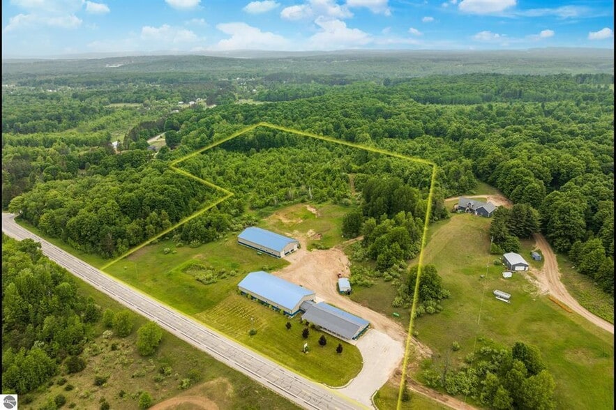 8160 Cadillac Hwy, Benzonia, MI for sale - Building Photo - Image 1 of 33